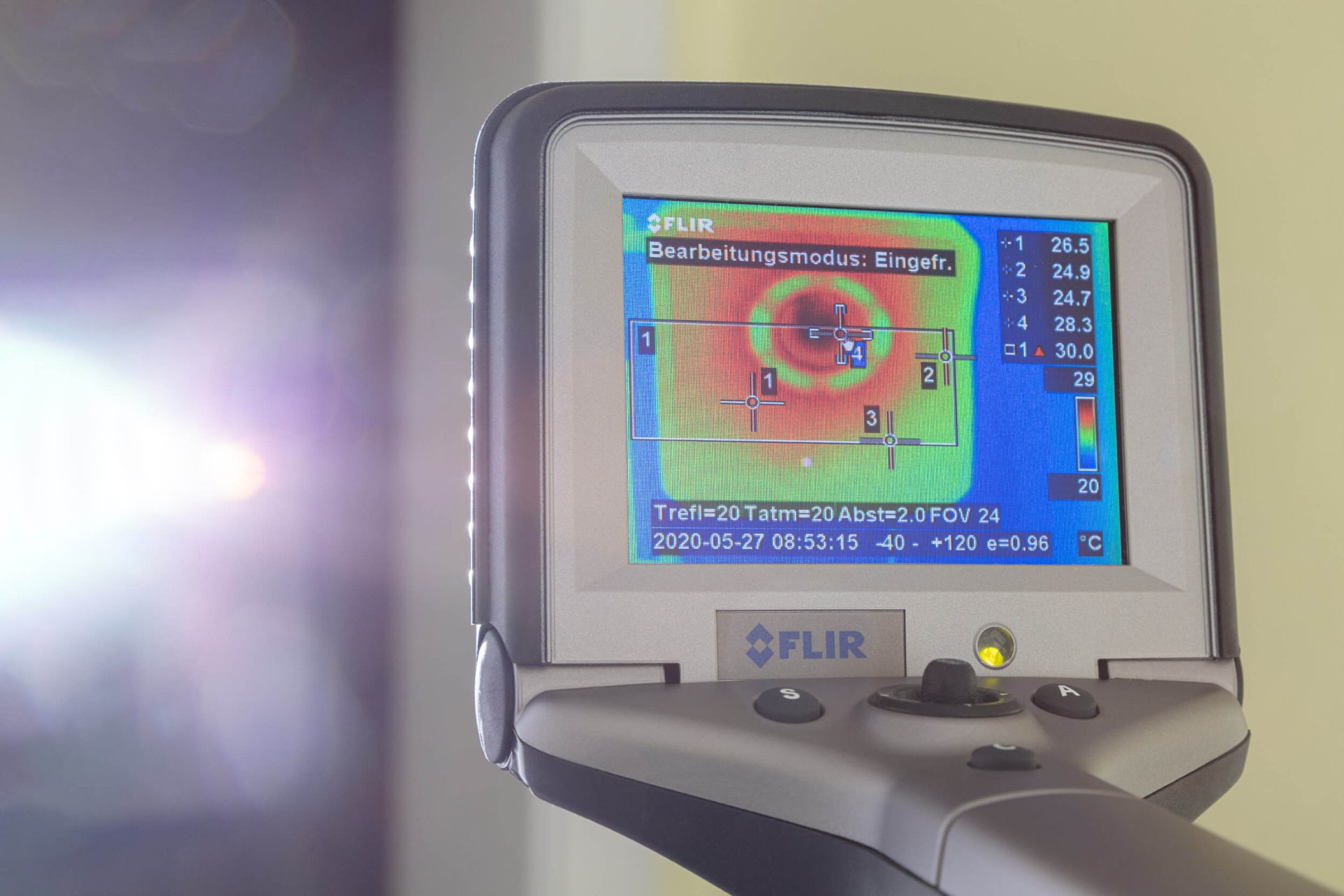 Thermografie mit LED-Strahlern von Flir für die Überprüfung der thermischen Belastung des Zuleitungskabels